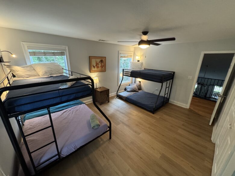 Restoria Hostel - Co-Ed Dorm 1 - Twin Bed Upstairs in Forest House