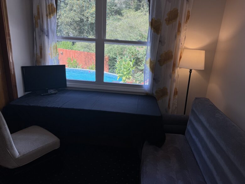 Restoria-Pool-Private-Bed-2